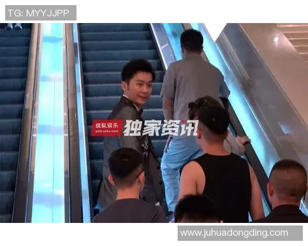 李晨与足球明星亲密合影展现运动精神与友谊的完美结合